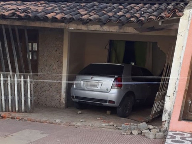 Motorista perde controle de carro e invade casa em Queimadas