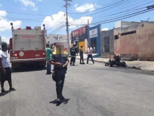 Susto na Avenida Otvio Santos: fio de alta tenso despenca e chamas destroem motos em Vitria da Conquista, veja vdeo