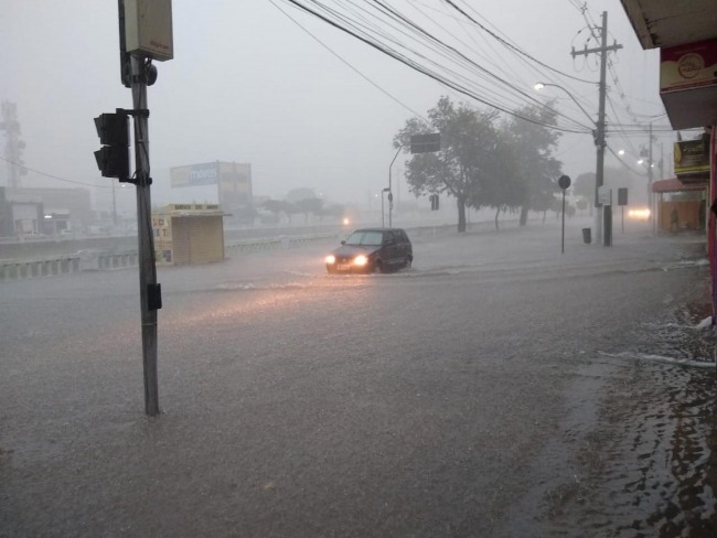Chuva torrencial alaga ruas do centro e bairros de Jacobina; vdeo e fotos