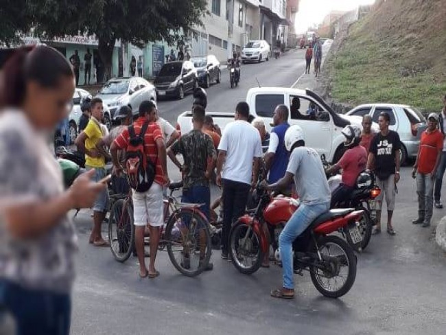 Acidente entre carro e moto deixa uma pessoa gravemente ferida em Simes Filho