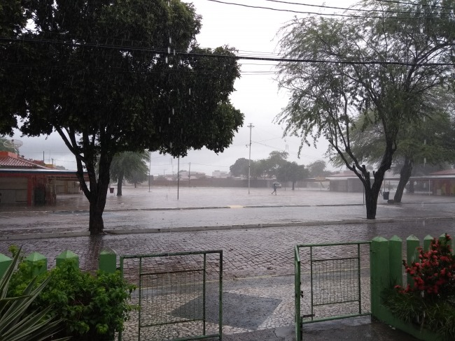 Chuva forte em Capim Grosso, alaga ruas e avenidas, veja vdeo