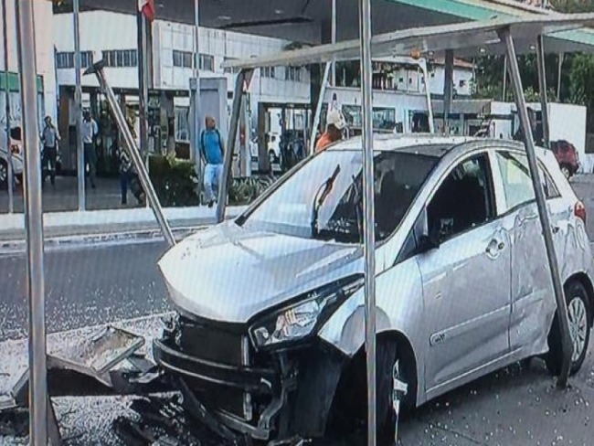 Salvador: Motorista fica ferido aps perder controle do carro e invadir ponto de nibus na Bonoc