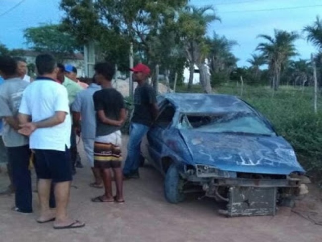 Veculo capota aps colidir com um poste entre Maracuj e Alto do Capim