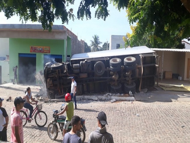 Ituau: Caminho ba tomba e derruba poste no centro da cidade