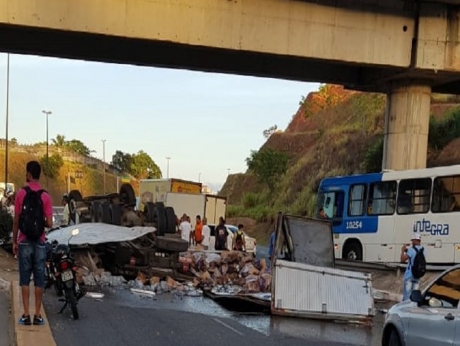 Caminho com carga de bebidas tomba e deixa feridos em Salvador