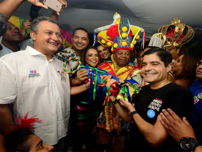 Foi dada a largada: Rei Momo recebe as chaves da cidade em abertura oficial do Carnaval de Salvador