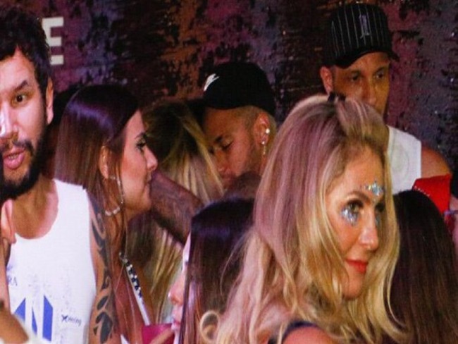 Neymar  flagrado aos beijos com baiana que participou do The Voice no Carnaval de Salvador