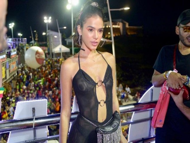 Bruna Marquezine se joga no Carnaval de Salvador, mostra demais e causa com pochete de preo absurdo