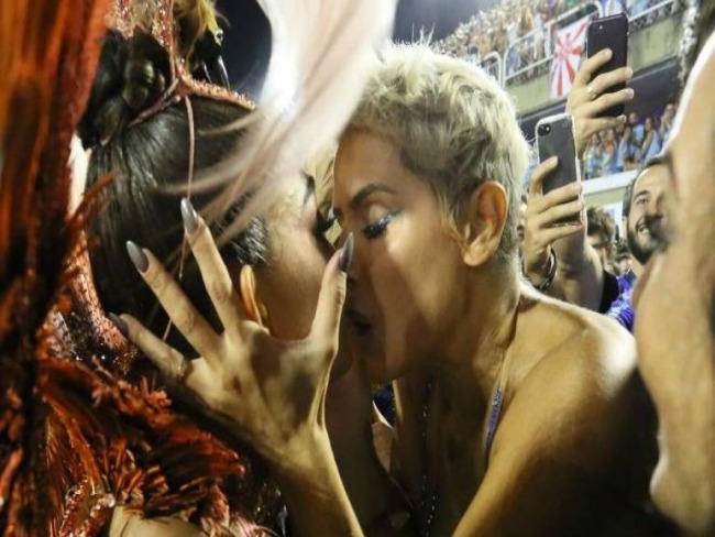 Juliana Paes e Deborah Secco do 'selinho' na Sapuca durante desfile da Grande Rio