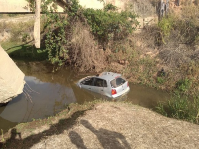 Motorista morre aps carro despencar de ponte e cair em rio