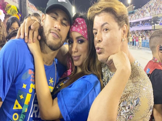 Vdeo mostra Anitta e Neymar aos beijos no carnaval; assista 