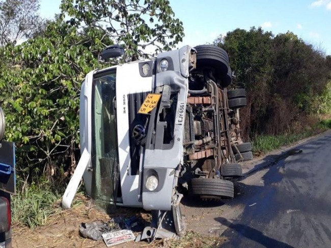  Caminho tanque de Quixabeira tomba prximo a cidade de Candeias 