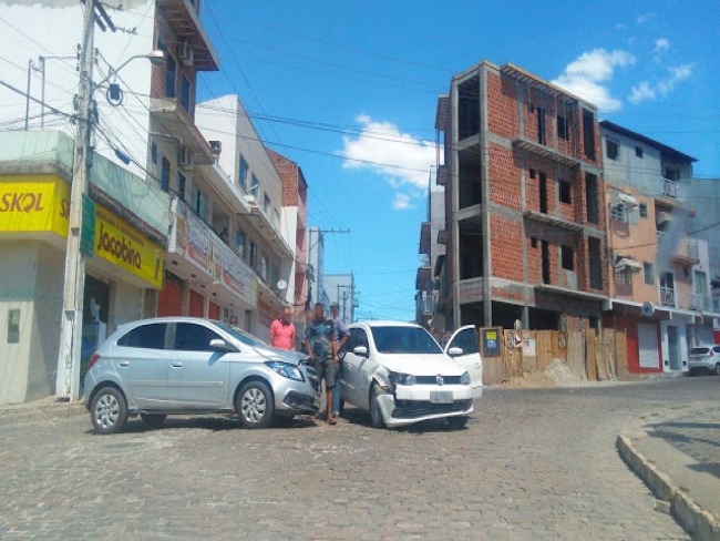 Veculos colidem no bairro da Misso em Jacobina