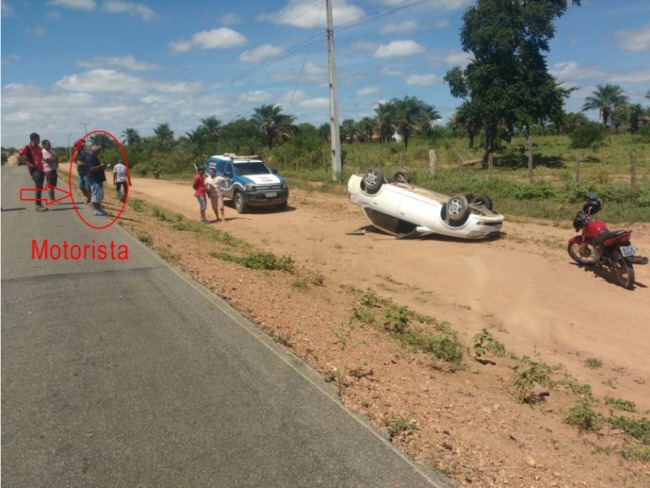 Motorista capota veculo na BA417 em Serrolndia