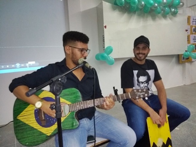 Cantor Lucas Arajo se apresentou na FCG, veja vdeo