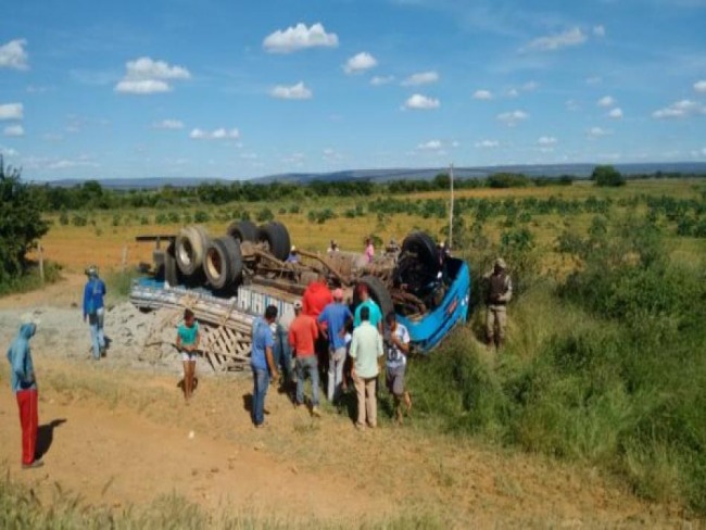 Em Cafarnaum, na regio de Irec, motorista morre aps perder controle de caminho carregado de cimento