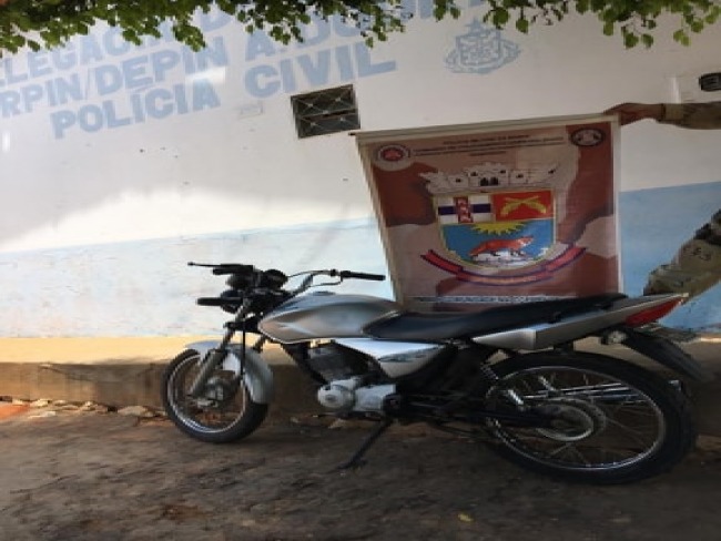 Moto roubada  apreendida pela polcia em Amrica Dourada