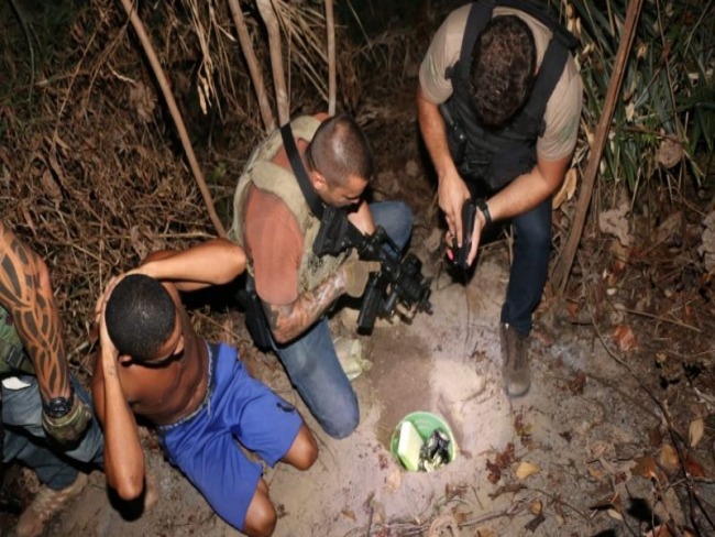 Esconderijo subterrneo de pasta base de cocana  descoberto em Sussuarana 