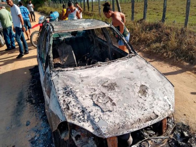 Corpo  encontrado carbonizado dentro de carro queimado em Porto Seguro