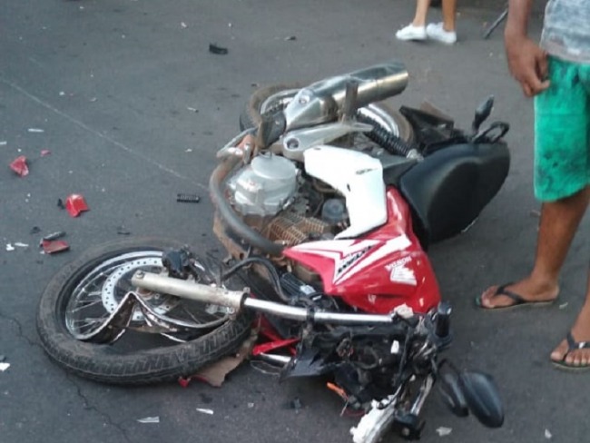 Brumado-BA: Casal fica ferido aps coliso entre carro e moto na Av. Joo Paulo I 