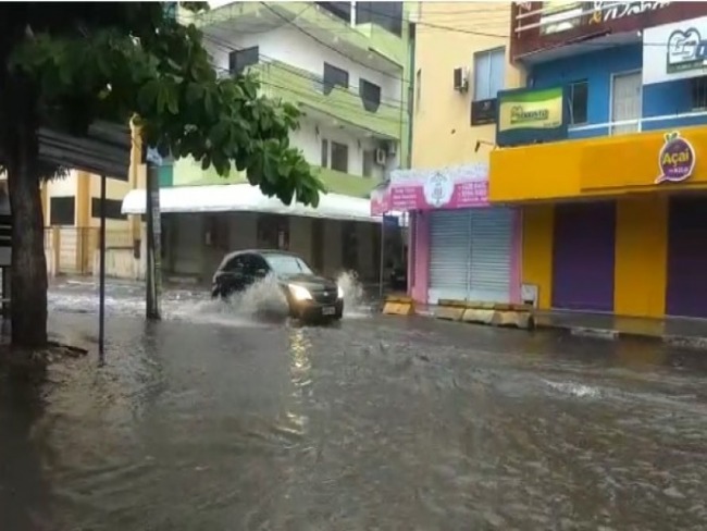 Chuva provoca alagamentos em Lauro de Freitas e populao fica ilhada; assista
