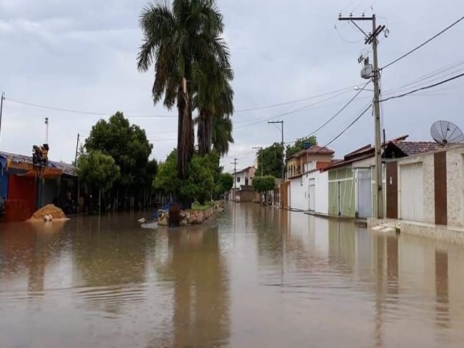Santa Maria da Vitria-BA: Chuva invade casas e deixa ruas e avenidas alagadas, veja vdeo