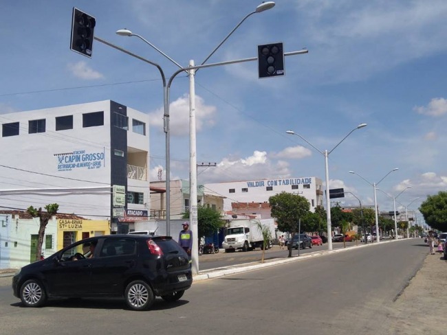 Prefeitura de Capim Grosso implanta semforos no cruzamento entre as avenidas ACM e Luiz Eduardo Magalhes.