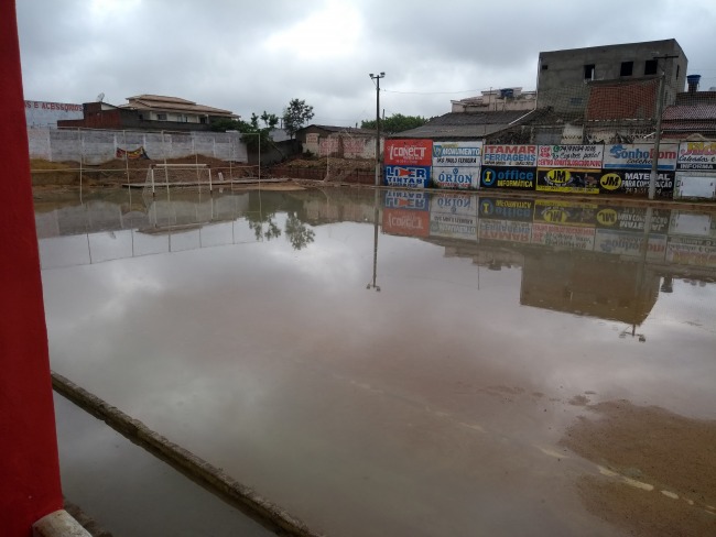 Capim Grosso: Chuva forte alaga Estdio do Jazido e rodada do Campeonato  adiada, assista vdeo