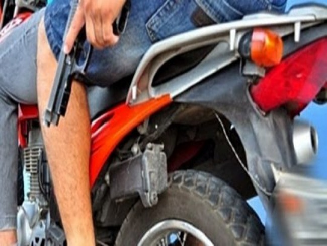 Criminosos fazem arrasto e roubam celulares e moto em Retirolndia; PM recupera veculo 