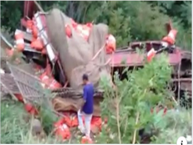 Livramento-BA: Caminho carregado de cebolas cai em ribanceira na Serra das Almas na BA-148, veja vdeo 