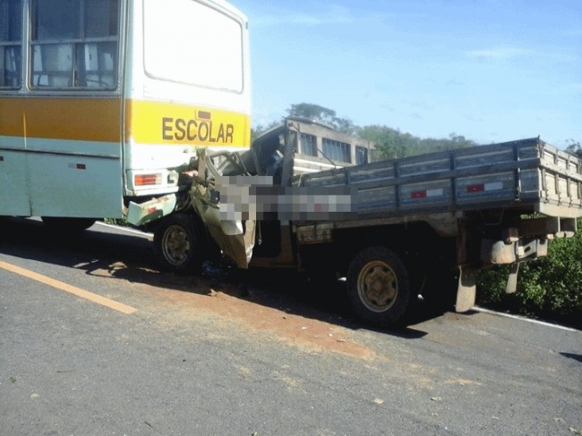 Palmas de Monte Alto-BA: Jovem fica gravemente ferido aps coliso entre caminhonete e nibus escolar 