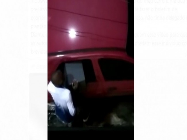Salvador: Homem  flagrado roubando objetos de dentro de carro na Liberdade, veja vdeo