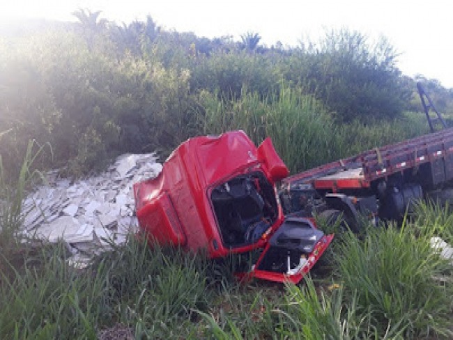 Caminho de Serrolndia sofre grave acidente na BR 116 prximo a Jaguaquara 