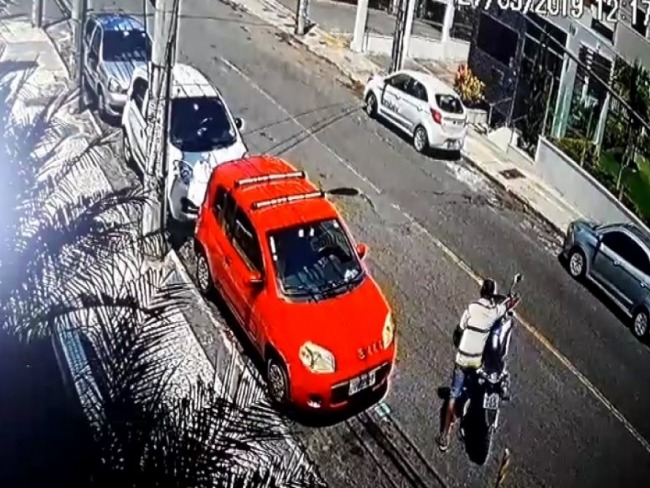 Salvador: Homem furta moto em plena luz do dia no Caminho das rvores, veja vdeo