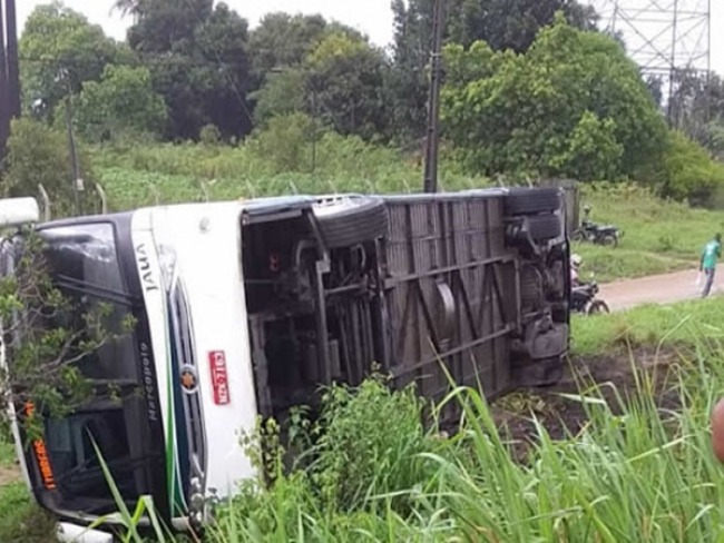 nibus da linha Amargosa/Salvador tomba na BR-101 deixando vrios feridos. 