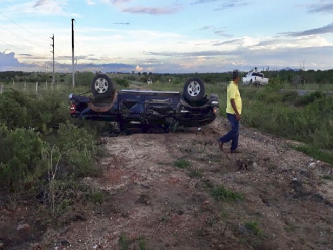 Caminhonete capota aps pneu estourar e deixa 2 moradores de Santaluz feridos na BA-120, em Queimadas 