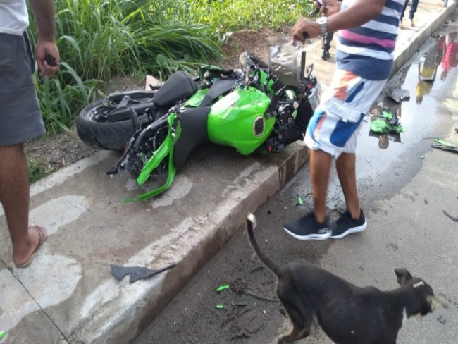 Motociclista cai em barranco aps colidir com carro em Periperi