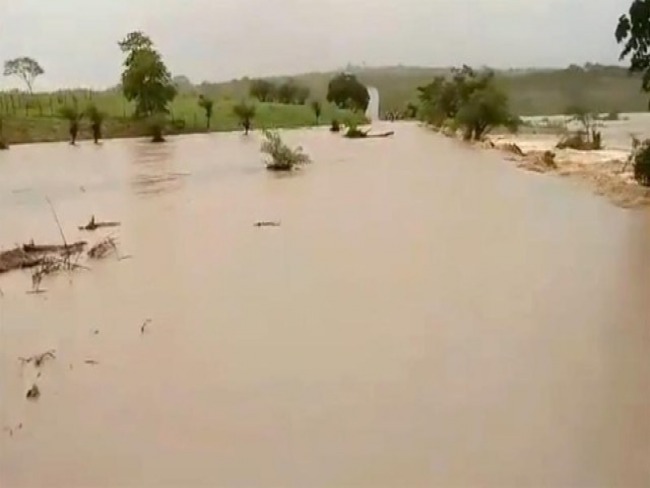 Chuva alaga ruas e causa transtornos no centro de Stiro Dias; na zona rural, moradores comemoram