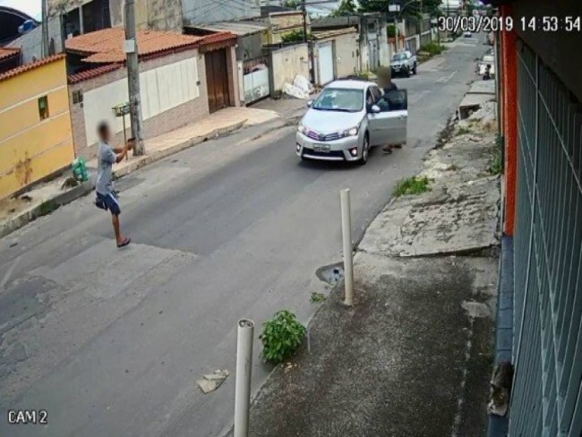 Armado, homem sem uma das pernas assalta motorista no Rio de Janeiro; veja vdeo