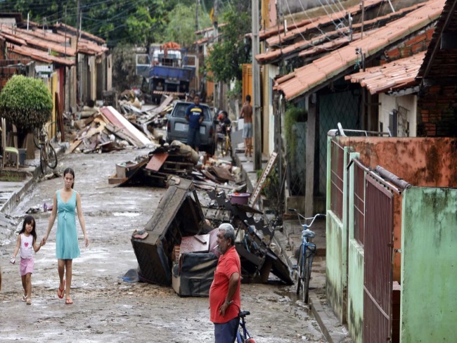 Enxurrada mata 2, deixa mais de 40 feridos e destri 30 casas no Piau, veja vdeo