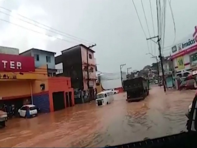 Chuva alaga ruas, casas e escola em Salvador; moradores usaram moto aqutica, canoa e at surfaram na gua