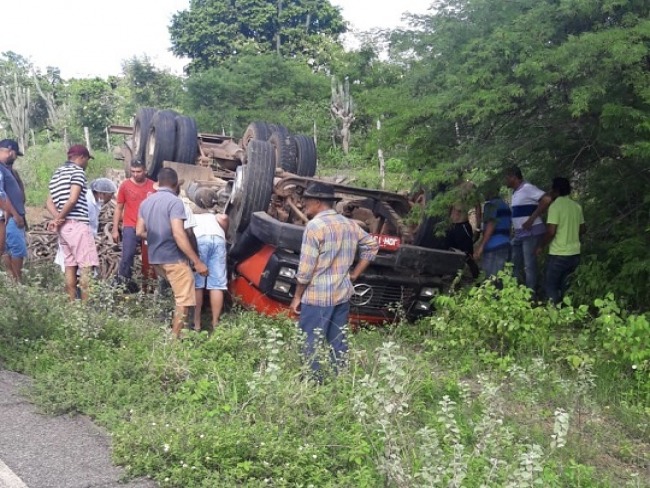 Moradores de P de Serra ficam feridos aps caminho capotar na BA-416, em So Domingos 