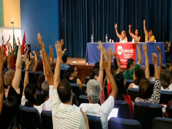 Em assembleia, professores da Uneb decidem pela continuidade da greve
