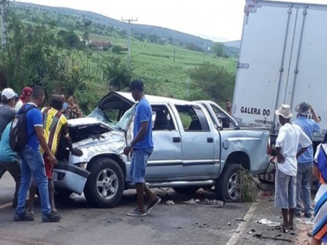 Duas pessoas morrem em acidente com caminhonete na BR-420, no Vale do Jiquiri.