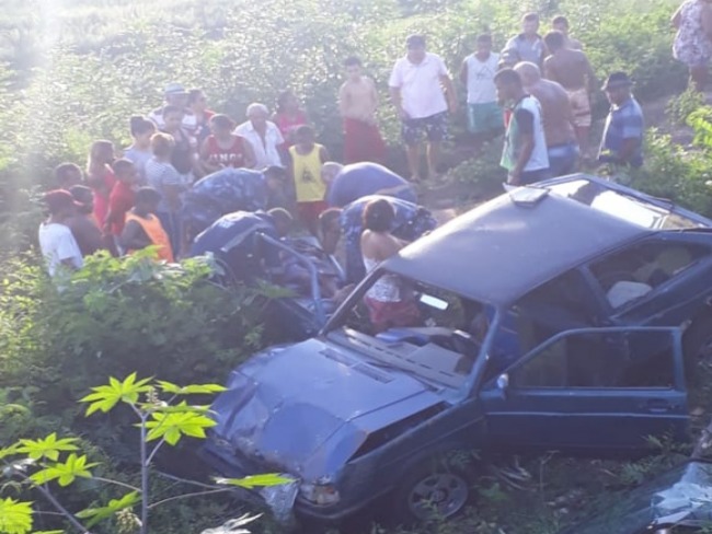 Famlia sofre acidente de carro na BA 131 em Pindobau 
