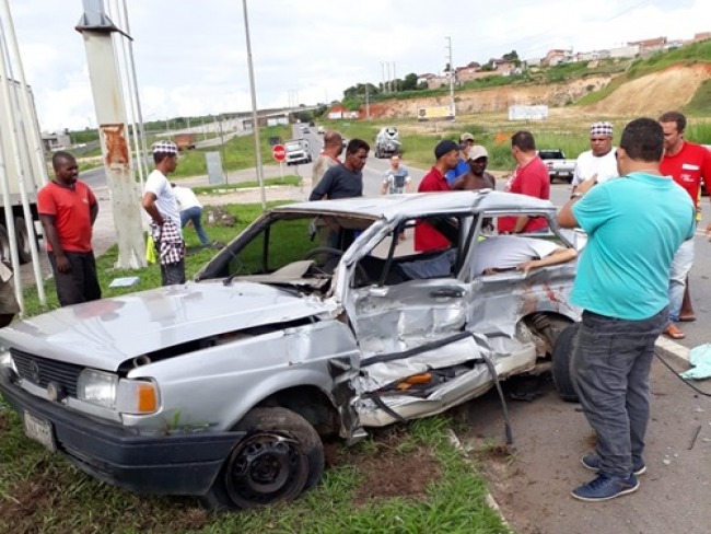 Grave acidente envolvendo carro e caminho deixa uma pessoa morta na BR-101, em Santo Antnio de Jesus