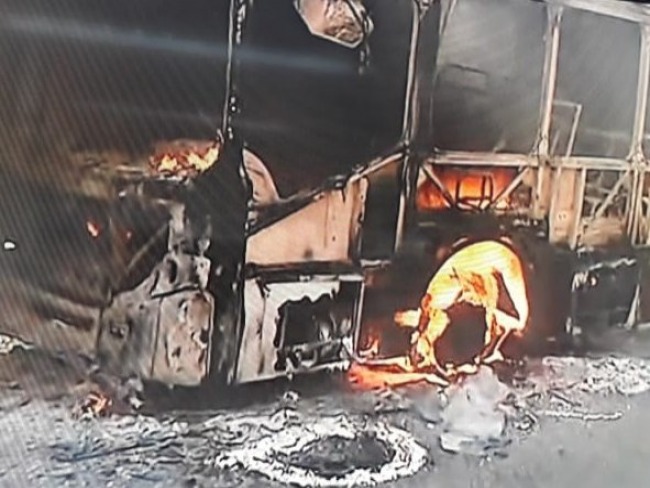 Salvador: nibus pega fogo em via pblica no bairro de So Cristvo