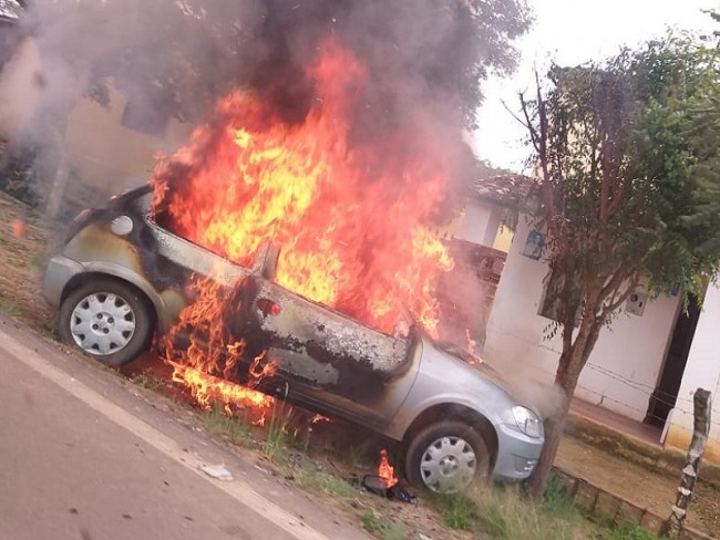  VDEO: Homem pega esposa com outro, toca fogo no carro entra dentro e morre carbonizado