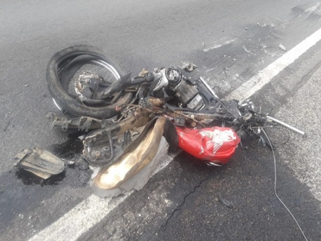 Motociclista morre aps colidir com carreta na BR-030, em Caetit-BA. 