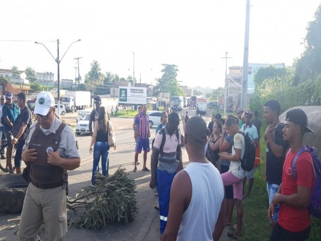 Moradores bloqueiam trnsito em manifestao por melhorias no transporte em Ilha de So Joo